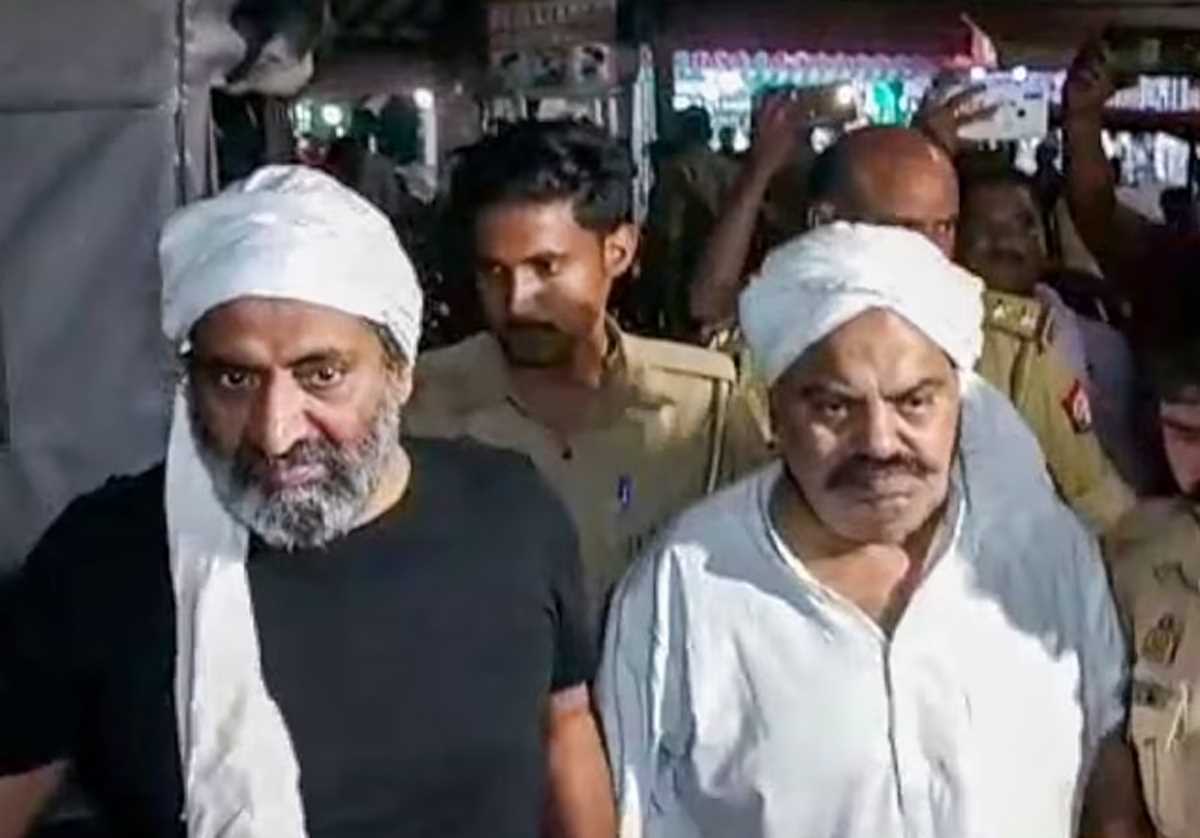 अतीक-अशरफ को प्रयागराज में दफनाया गया, जनाजे में शामिल हुए दोनों नाबालिग बेटे